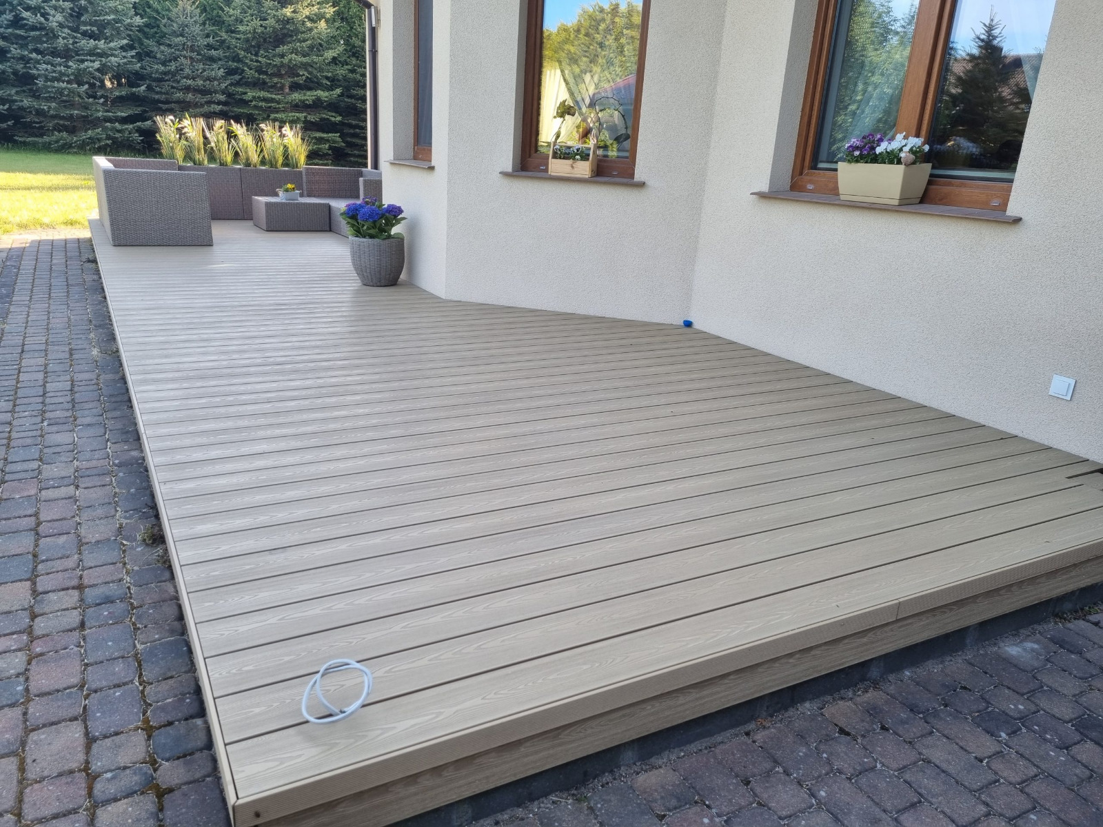 Honey Teak 3D terrace – cohesive elegance by the home