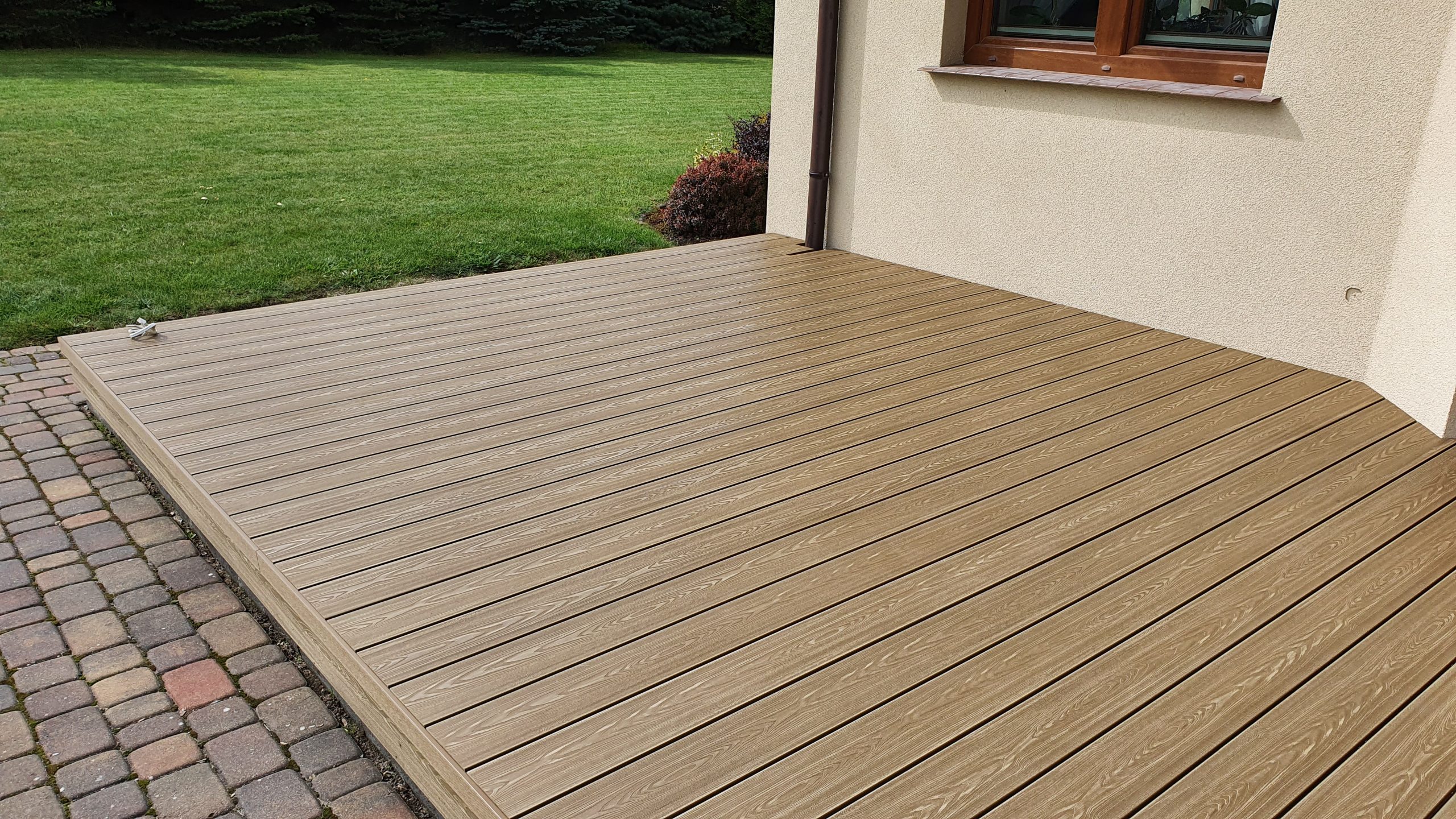 Honey Teak 3D terrace – cohesive elegance by the home