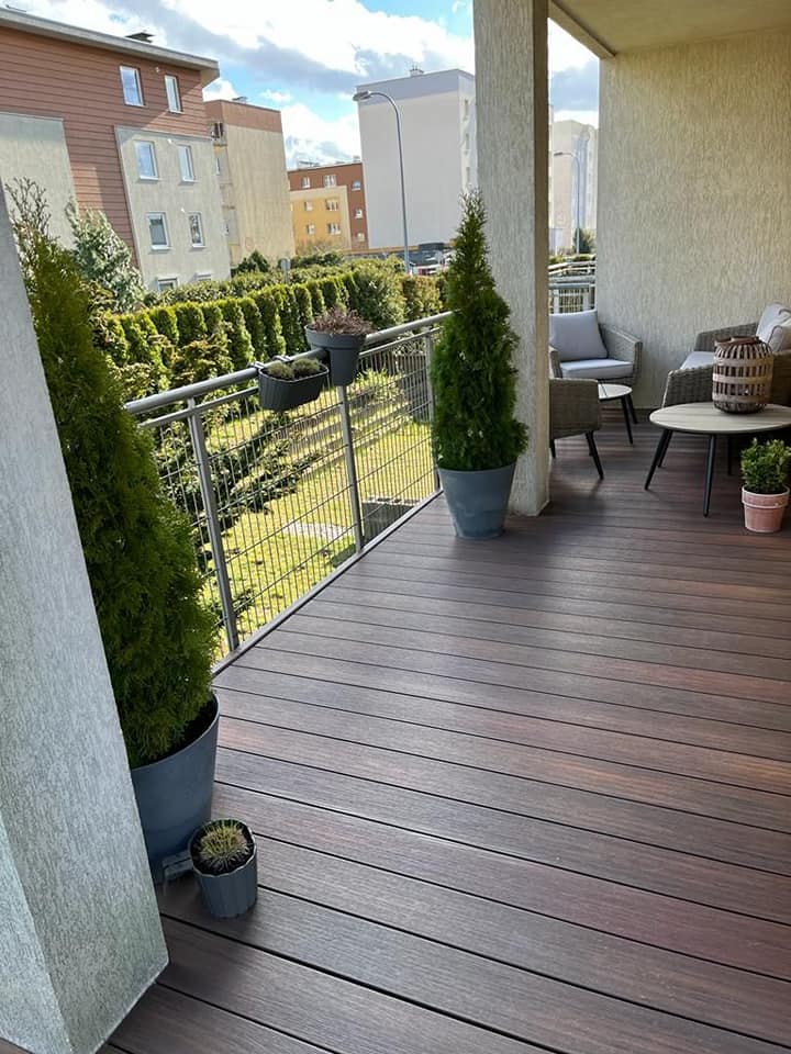 Balcony terrace – Premium Redwood in a warm, sunlit style