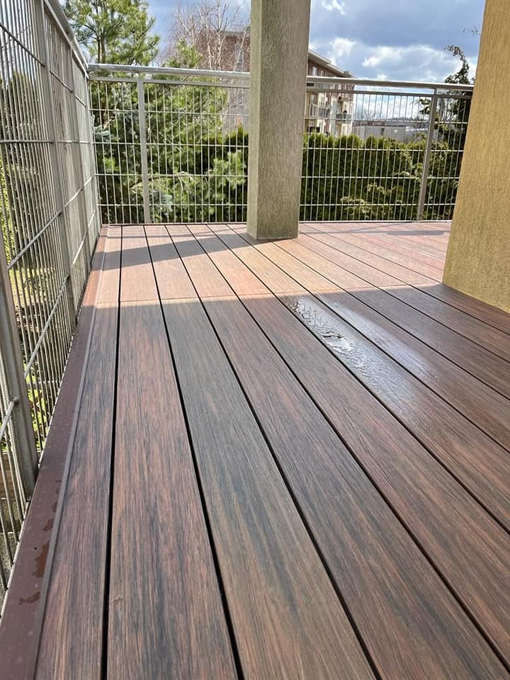 Balcony terrace – Premium Redwood in a warm, sunlit style