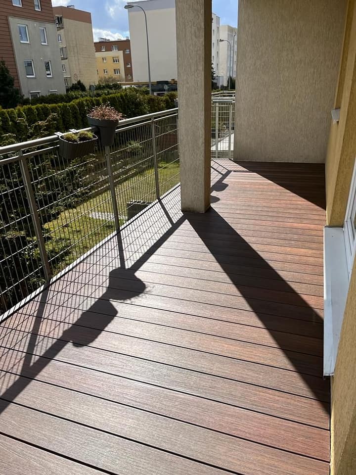 Balcony terrace – Premium Redwood in a warm, sunlit style