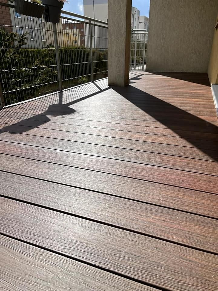 Balcony terrace – Premium Redwood in a warm, sunlit style
