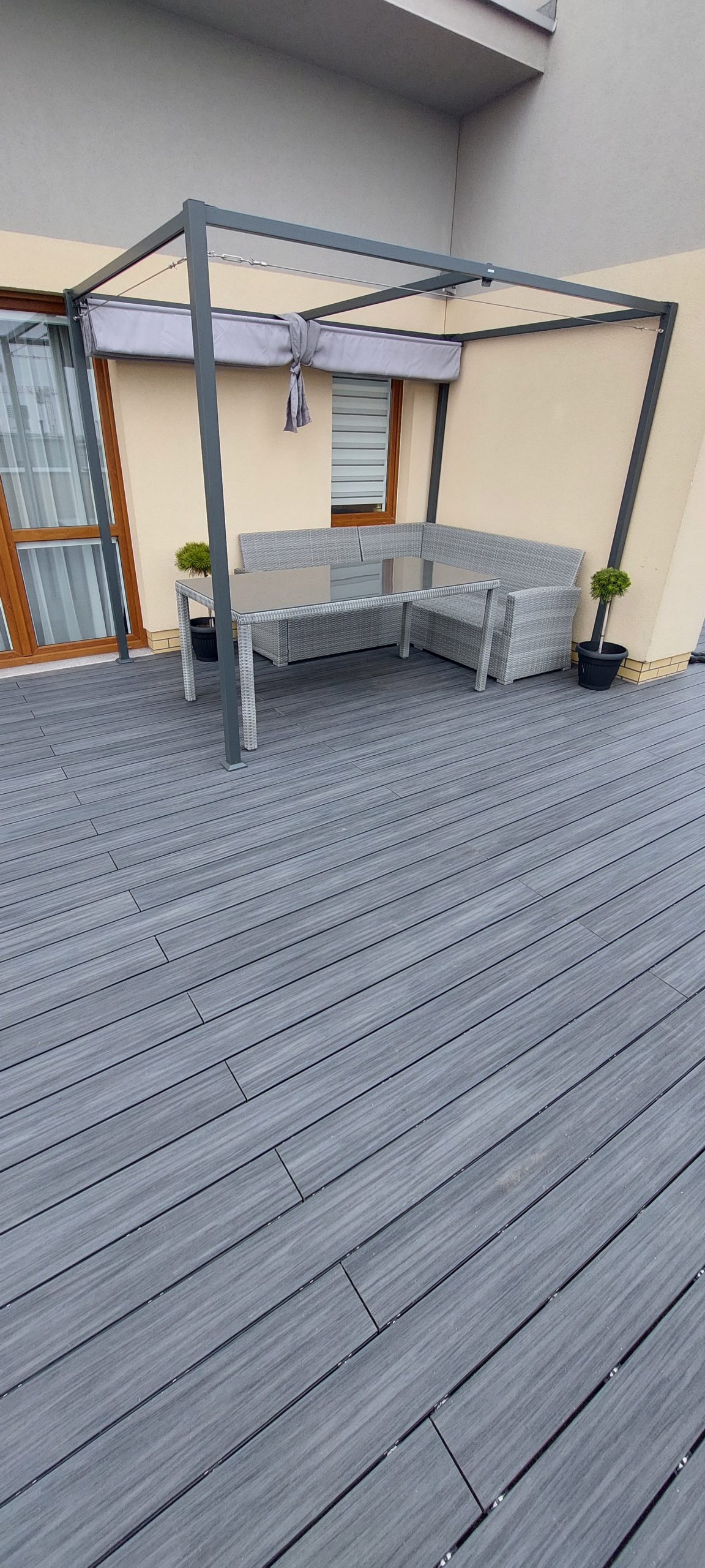 Roof terrace with Premium Gray composite decking