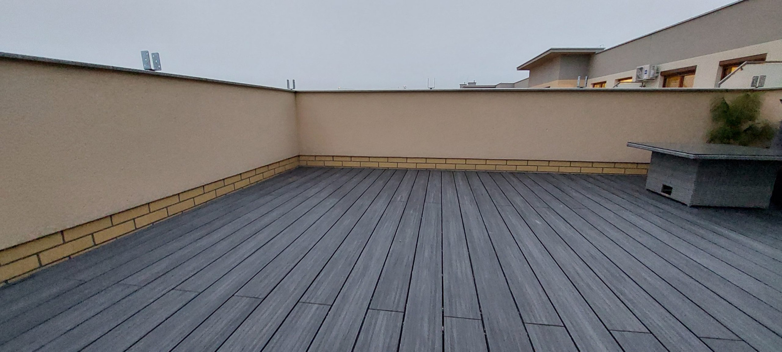 Roof terrace with Premium Gray composite decking