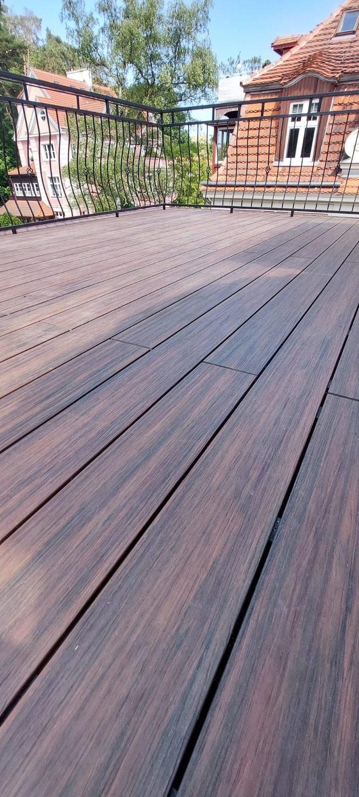 Premium Redwood terrace – classic style with a view