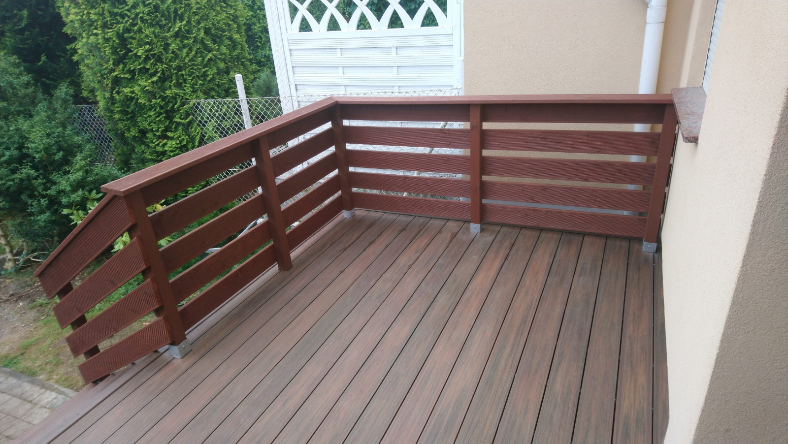 Premium Redwood terrace – privacy and functionality in one