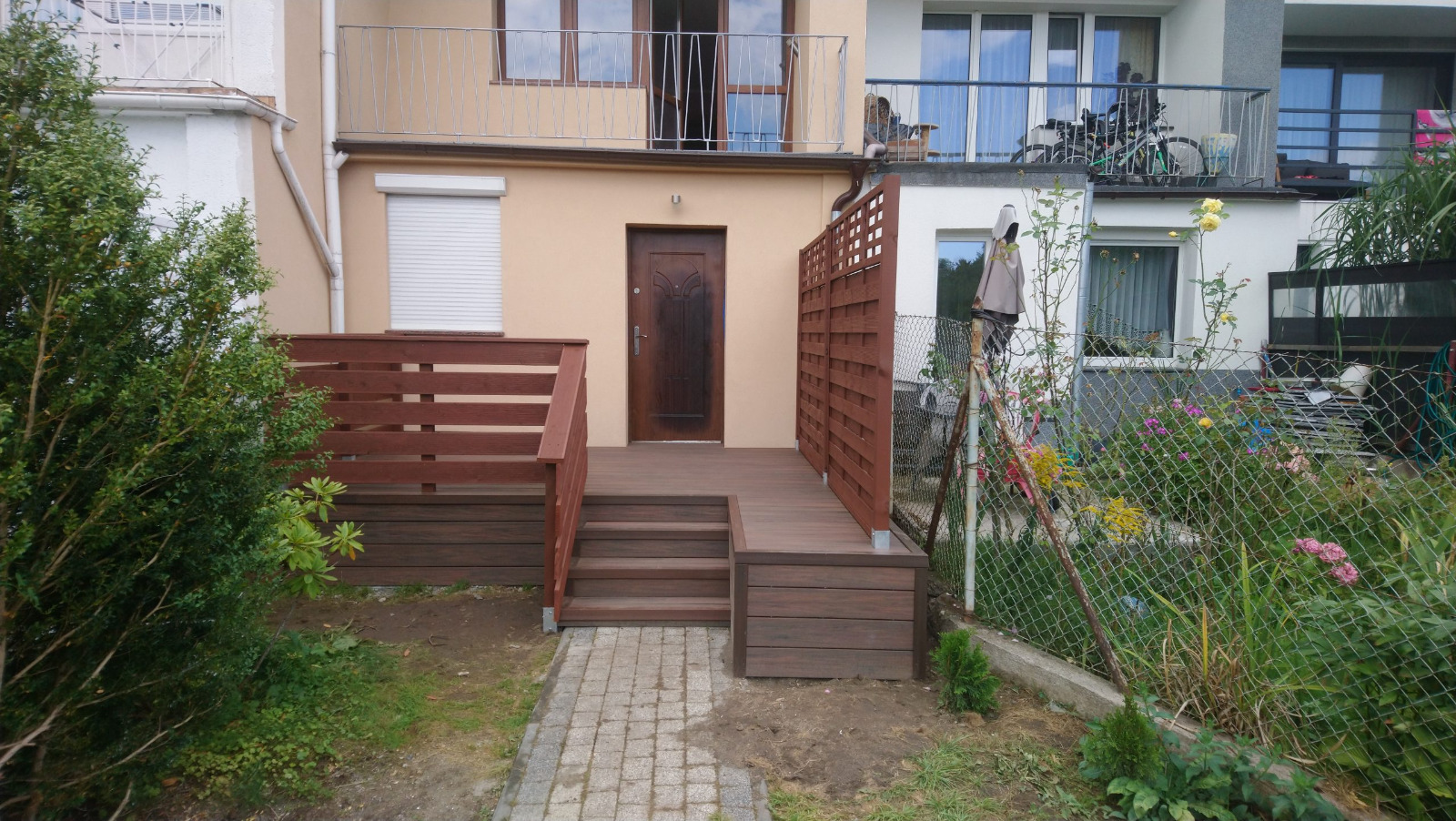 Premium Redwood terrace – privacy and functionality in one