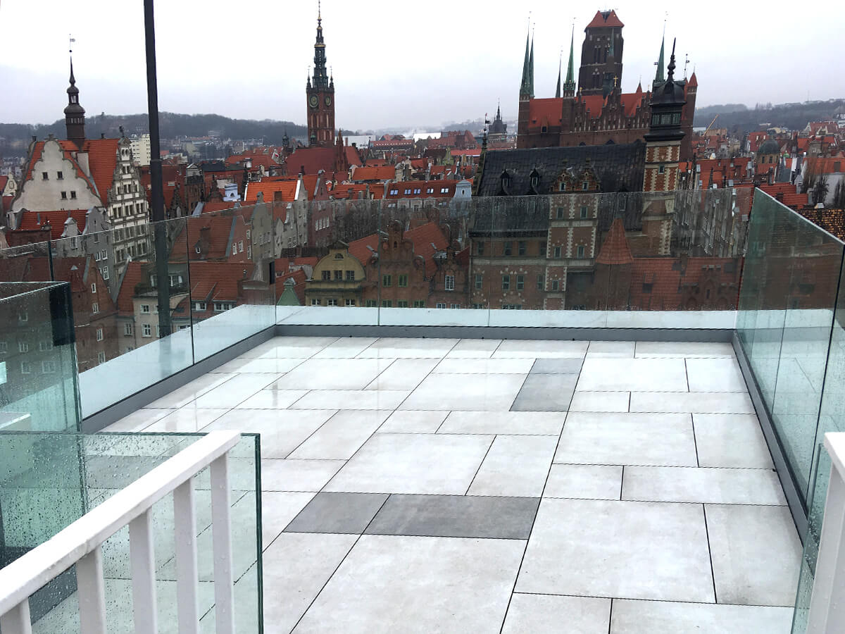 installation of a ventilated terrace with 2 cm porcelain tiles