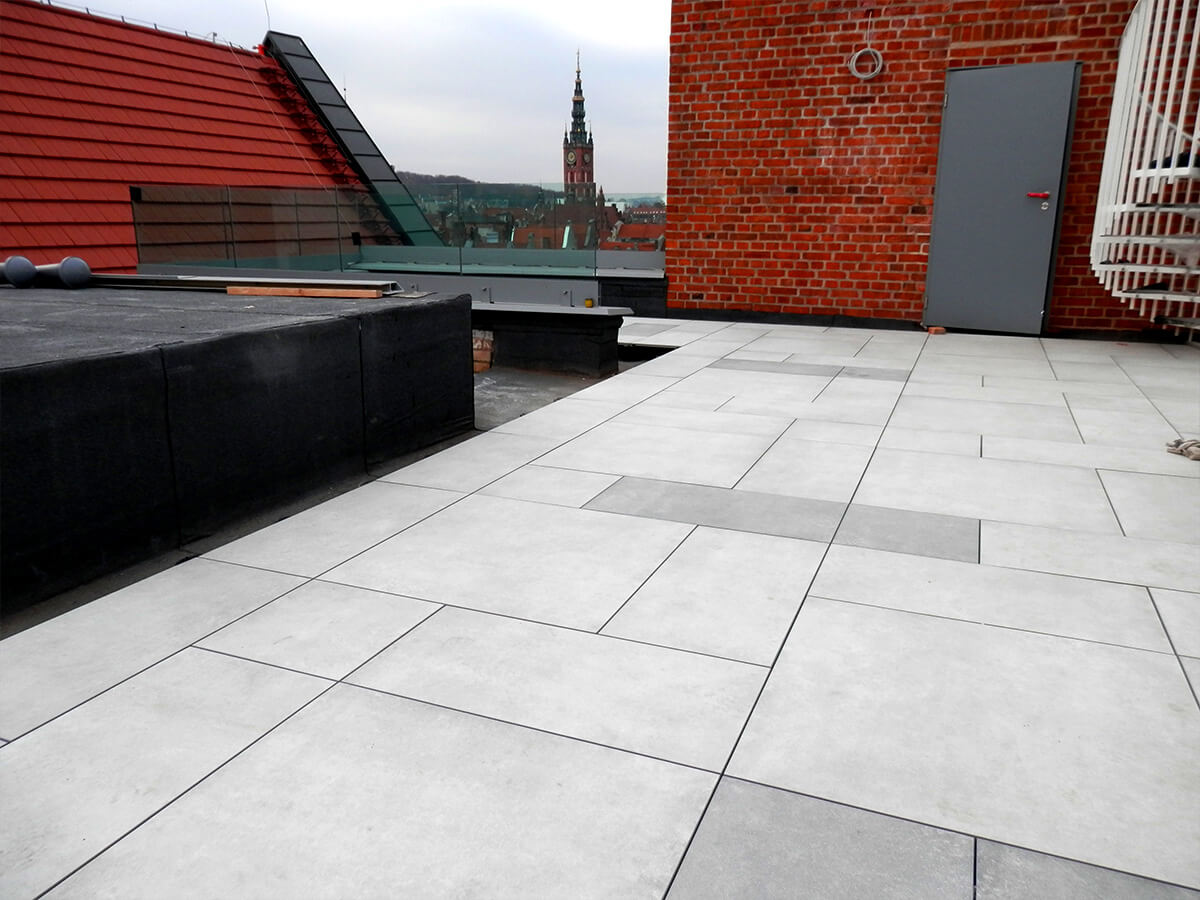 installation of a ventilated terrace with 2 cm porcelain tiles