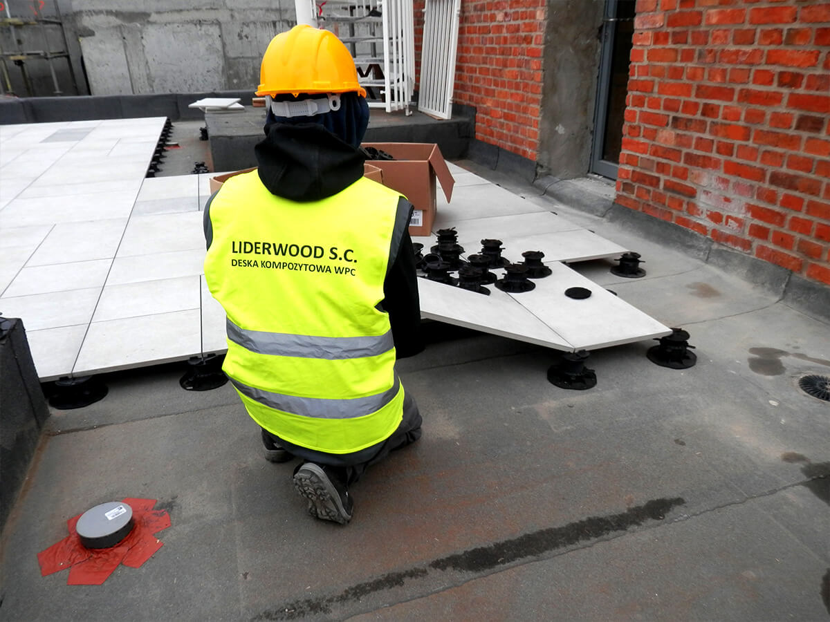 installation of a ventilated terrace with 2 cm porcelain tiles