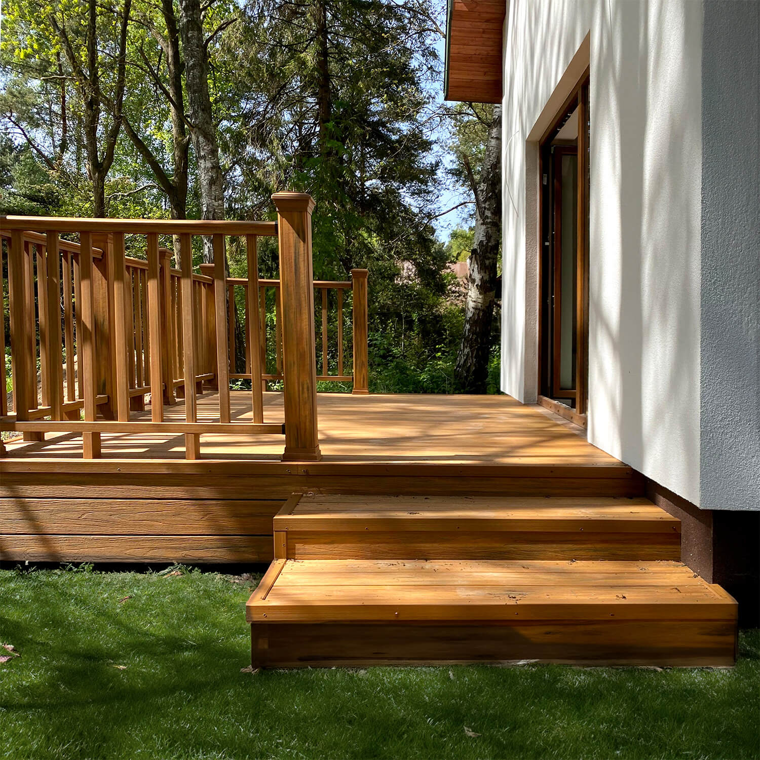 Brown terrace with composite railing – Amber Premium