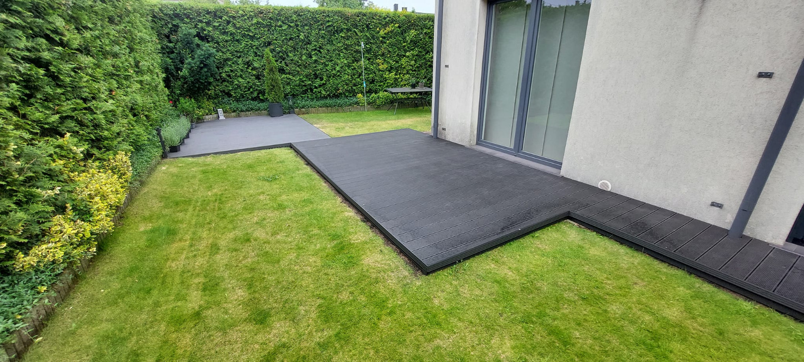 Anthracite composite decking terrace – modern design in the garden