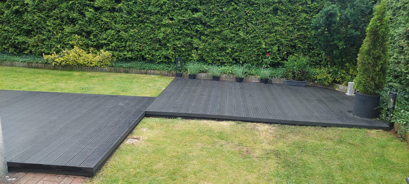 Anthracite composite decking terrace – modern design in the garden