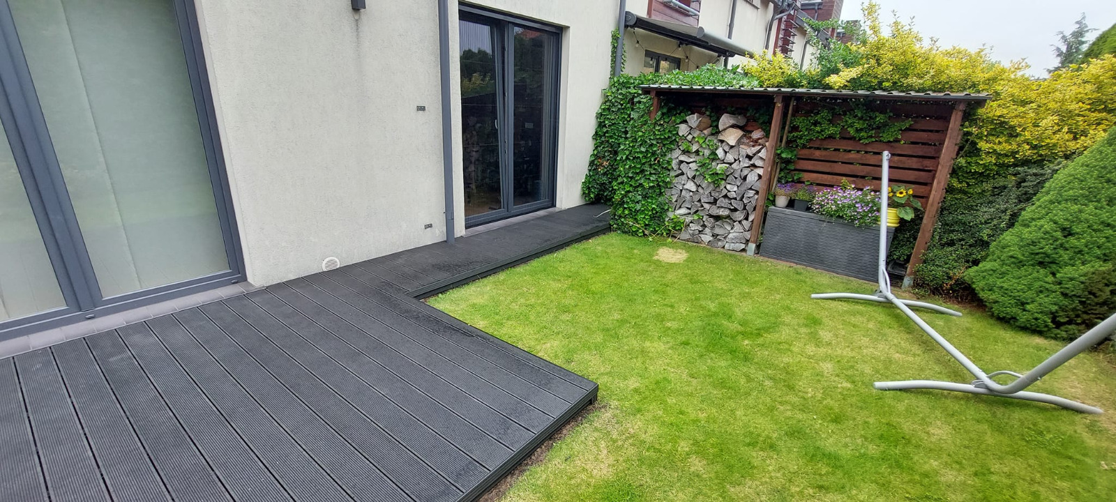 Anthracite composite decking terrace – modern design in the garden