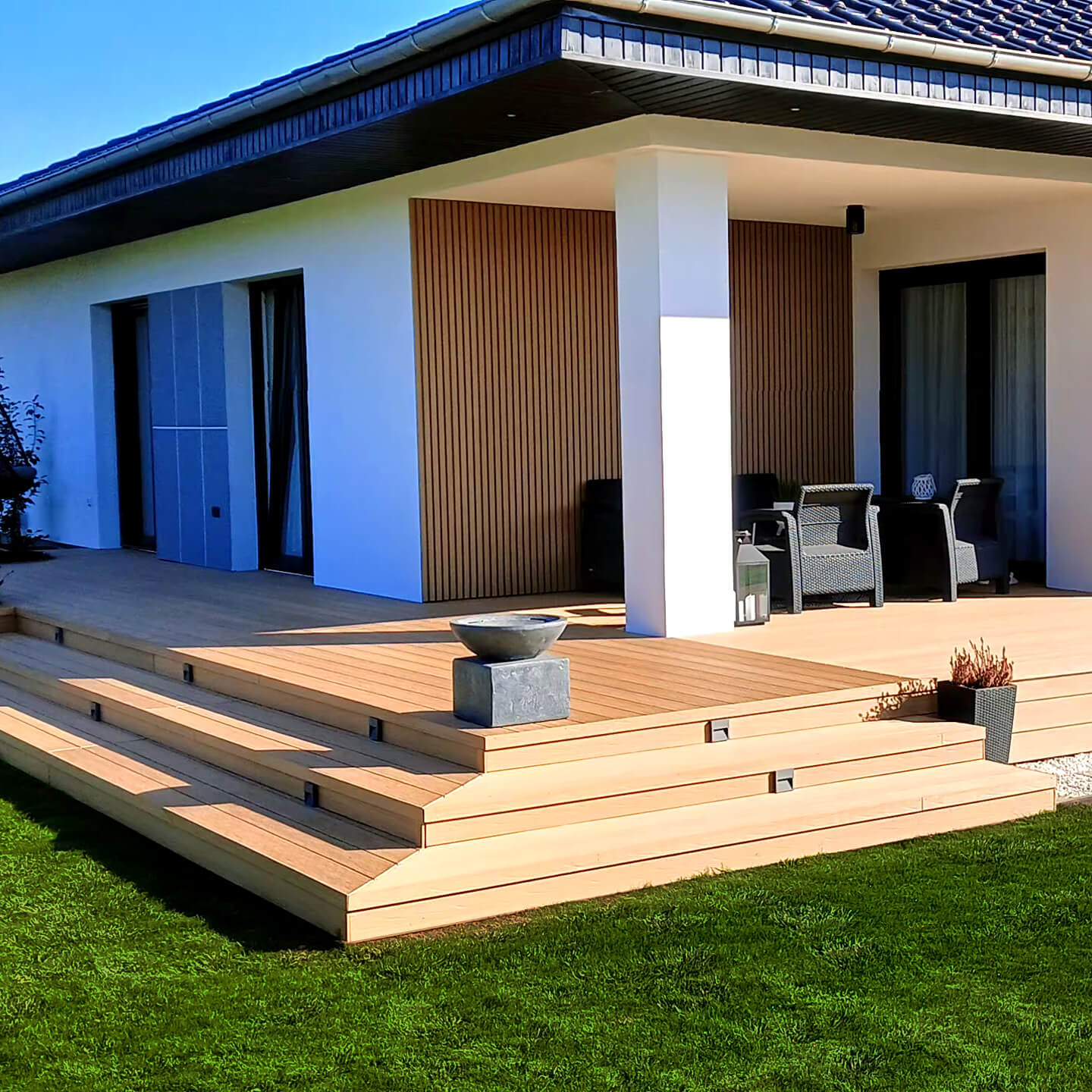 Terrace and facade arrangement in Oak shades – Premium Natural Oak decking boards with Premium Oak slats
