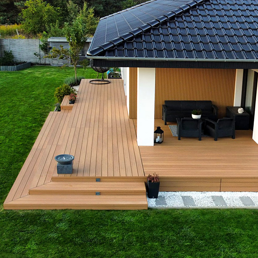 Terrace and facade arrangement in Oak shades – Premium Natural Oak decking boards with Premium Oak slats