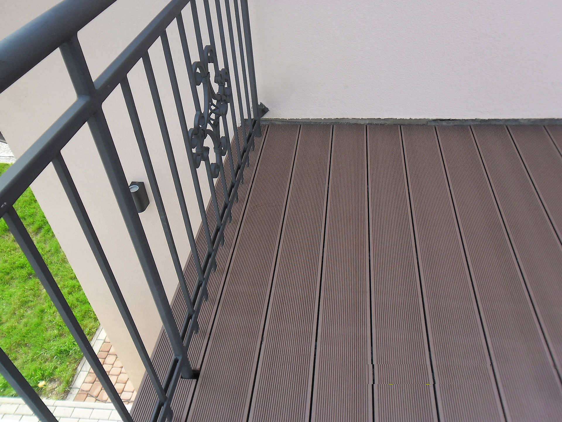 Terrace made of Standard Brown composite decking boards – durability and classic style at its best