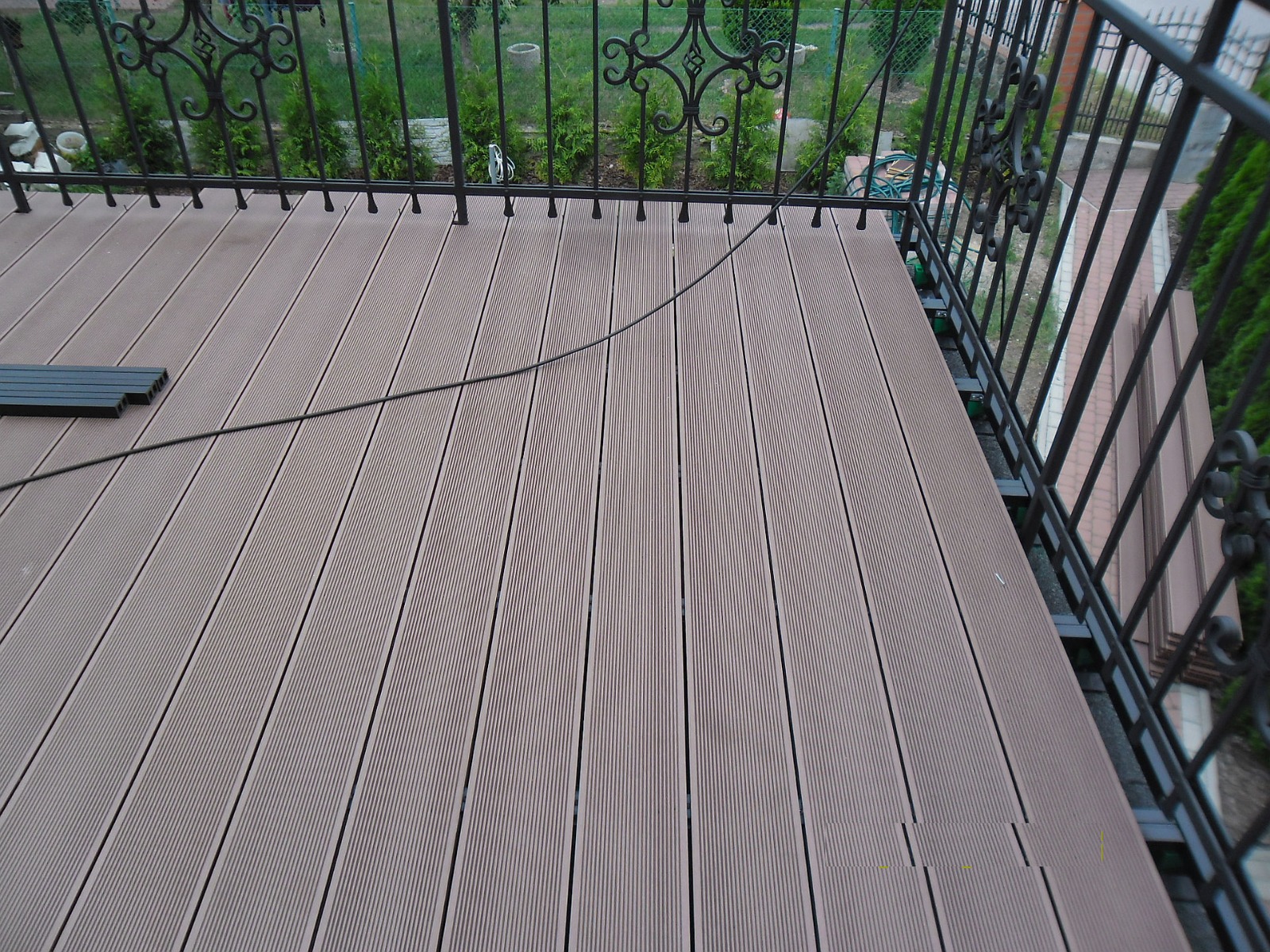 Terrace made of Standard Brown composite decking boards – durability and classic style at its best