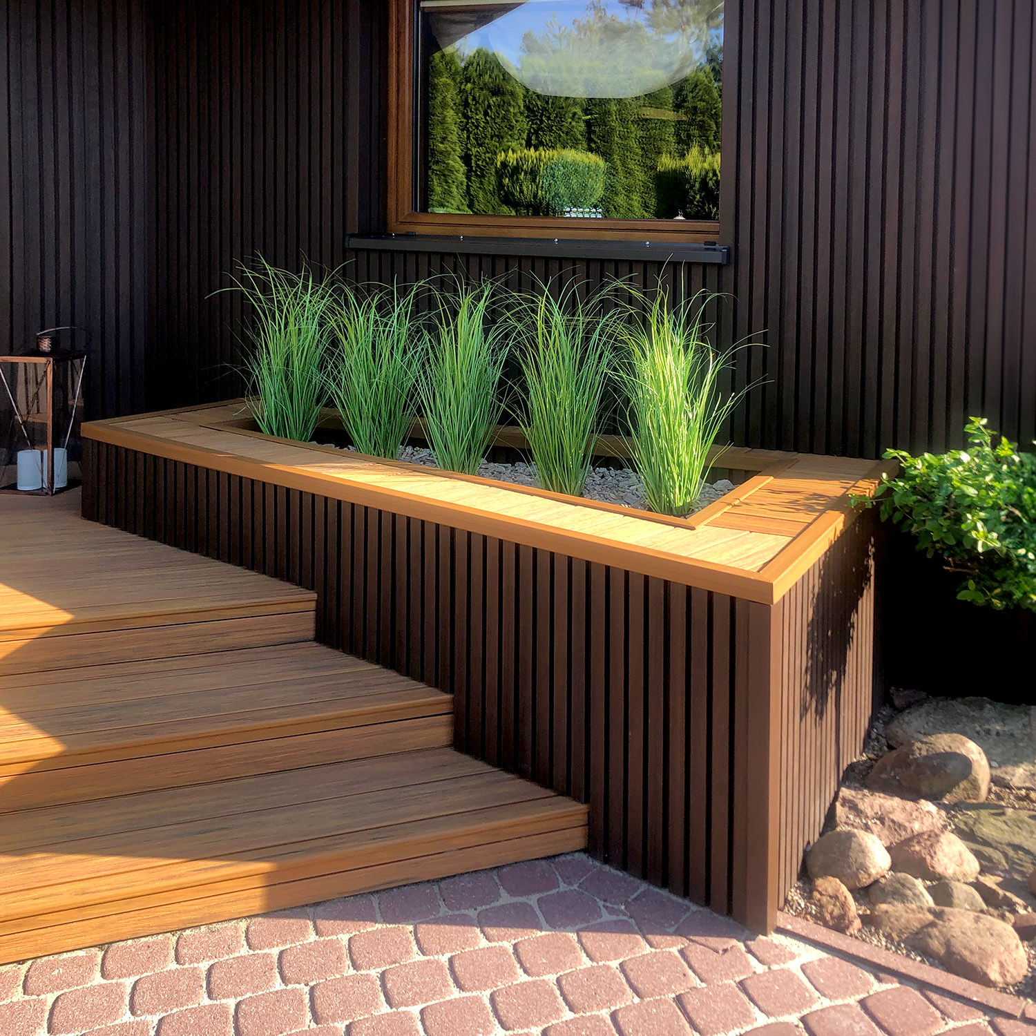 Composite terrace and facade: 3D Premium Walnut slats and Premium Amber decking boards