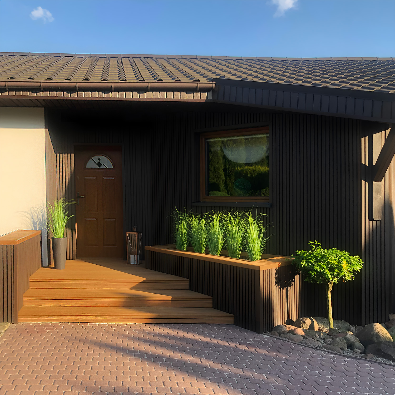 Composite terrace and facade: 3D Premium Walnut slats and Premium Amber decking boards