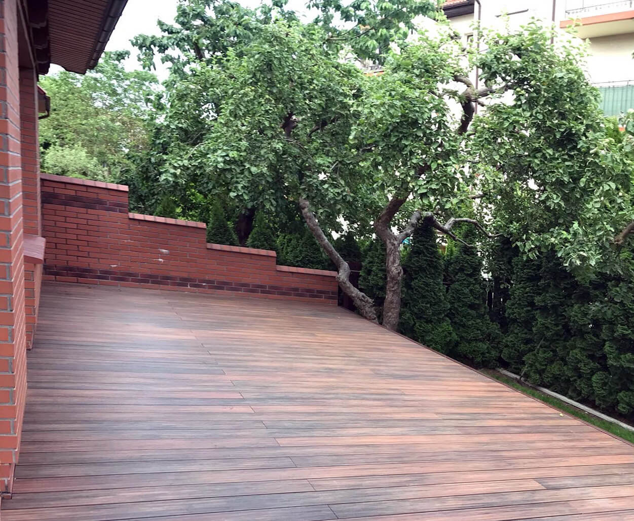 Large terrace with stairs - WPC Decking Board Premium Redwood