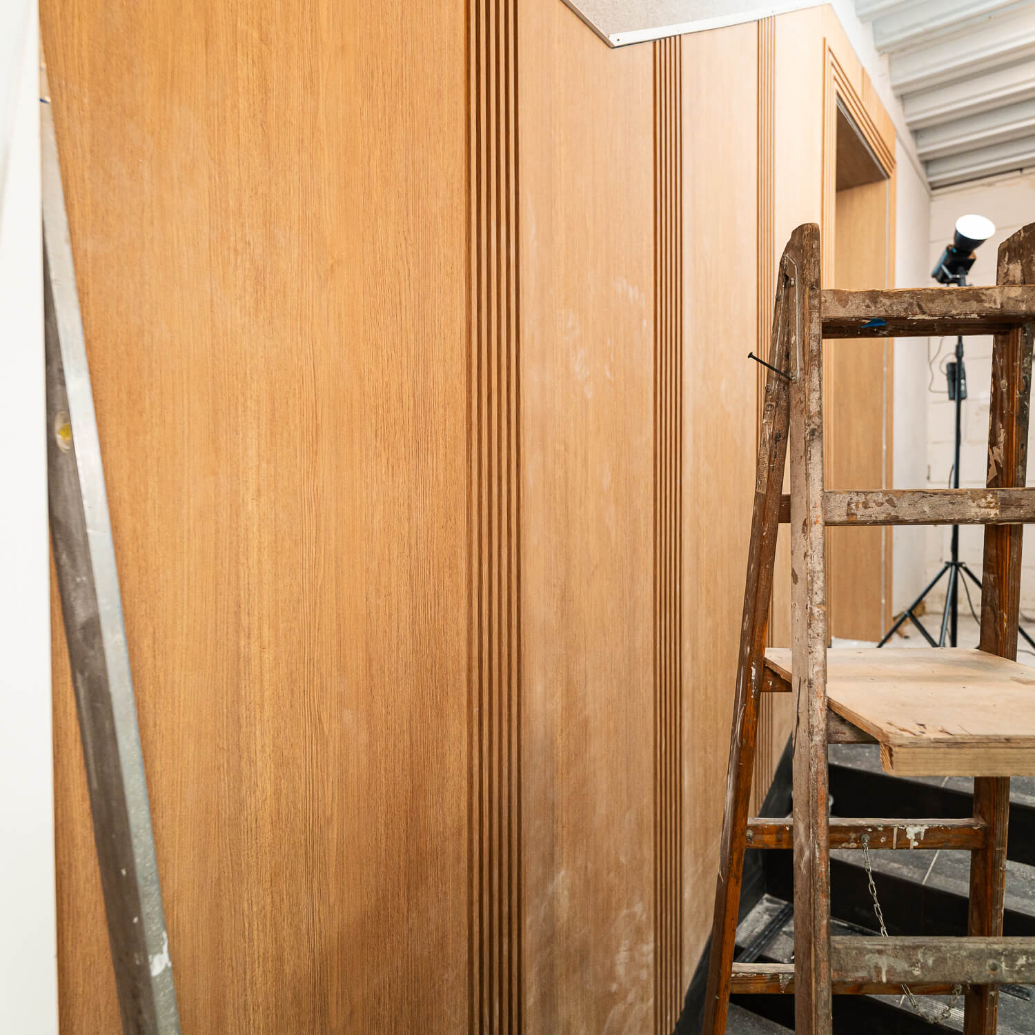 SPC wall panels in practice – installation in the Liderwood office