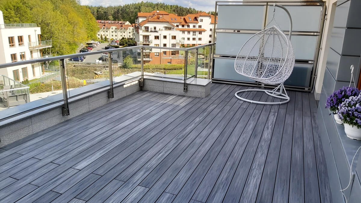 Duży taras w bloku z Deski Kompozytowej Premium Gray