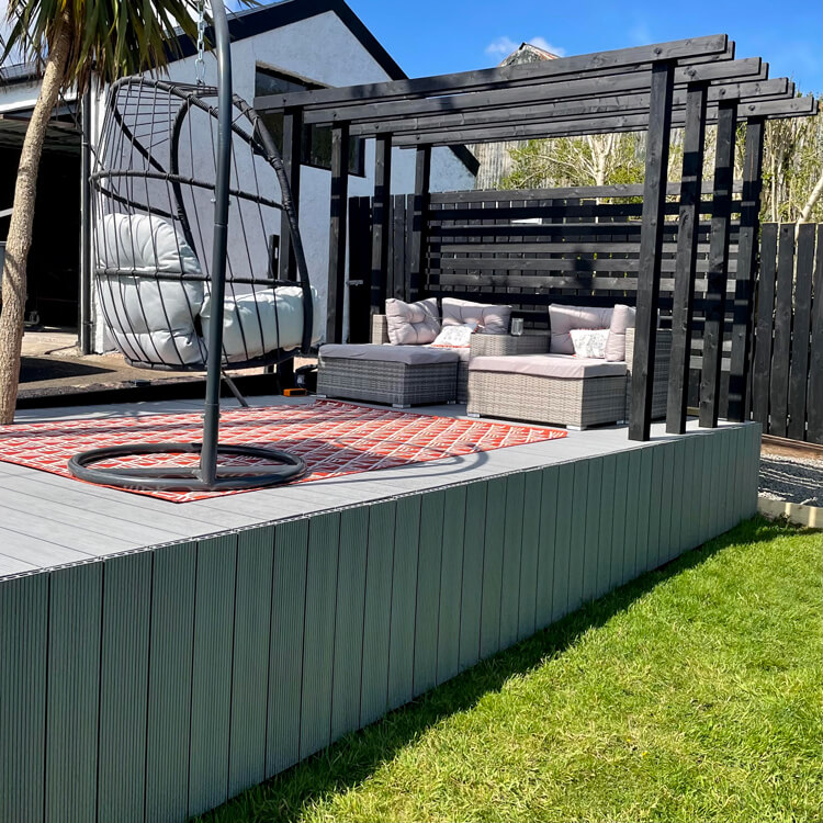 Mały taras z Deski Kompozytowej Standard Jasny Szary