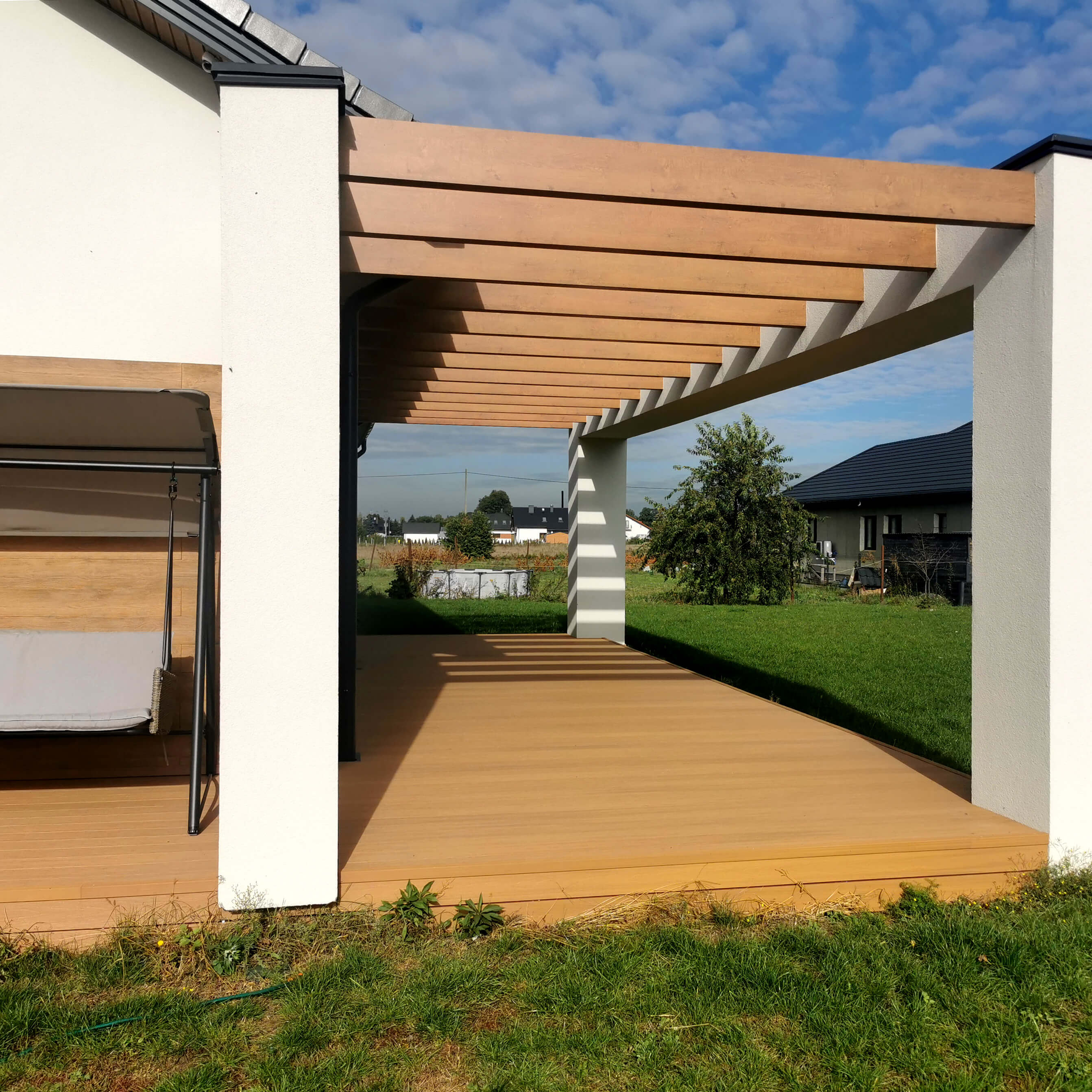 Aranżacja tarasu z desek Premium w odcieniu Dąb Naturalny